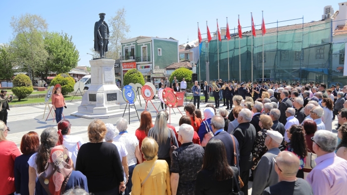 23 NİSAN’DA ATA’NIN HUZURUNA ÇELENK SUNDULAR