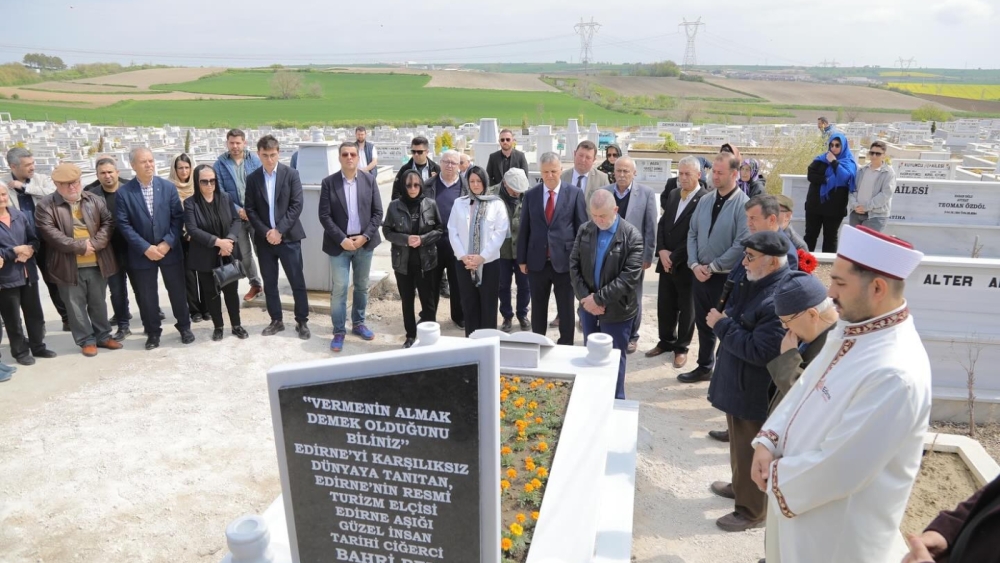 ‘GÜZEL İNSAN’ BAHRİ DİNAR MEZARI BAŞINDA ANILDI