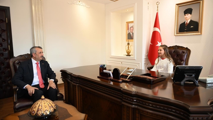 GENÇ VALİ TEKNOLOJİYE DİKKAT ÇEKTİ!