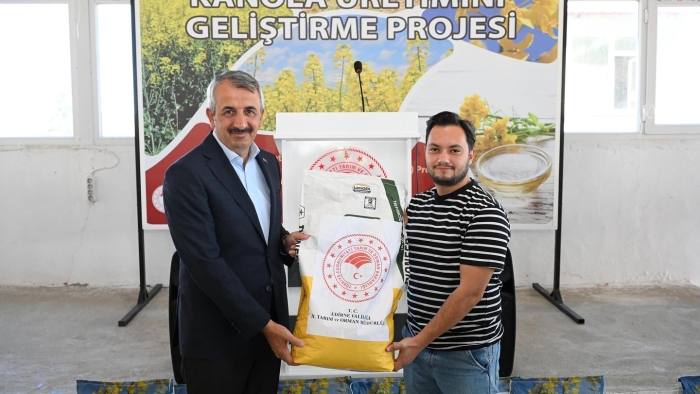 600 ÜRETİCİYE YÜZDE 50 HİBEYLE 12 TON 800 KİLO TOHUM DAĞITILDI