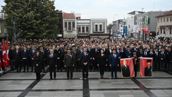 ATATÜRK ANITI’NA ÇELENKLER SUNULDU