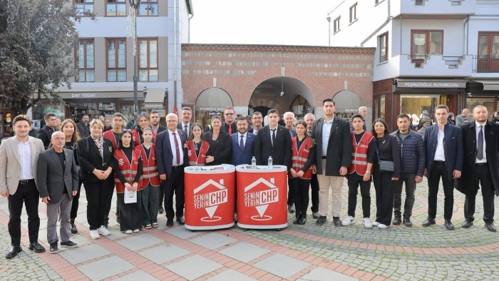 CHP’Lİ GENÇLERDEN SARAÇLAR CADDESİ’NDE ANLAMLI ETKİNLİK
