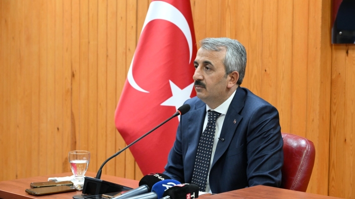 VALİ SEZER’DEN ‘EYBAL’ AÇIKLAMASI: “ALTERNATİFSİZLİKTEN DOLAYI BURAYI KULLANIYORUZ”