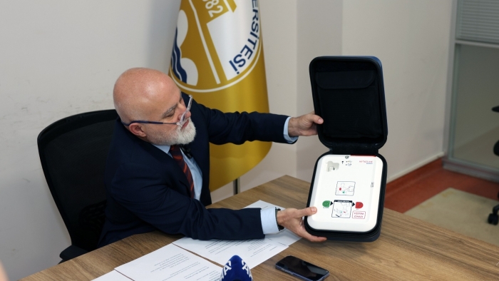 TÜ’DE FARKLI NOKTALARINA YERLEŞTİRİLEN OTOMATİK EKSTERNAL DEFİBRİLATÖR (OED) CİHAZLARI TANITILDI