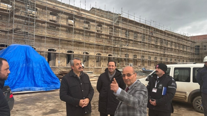 VALİ SEZER, RESTORASYONU SÜREN MAHMUDİYE KIŞLASI’NDA İNCELEMELERDE BULUNDU