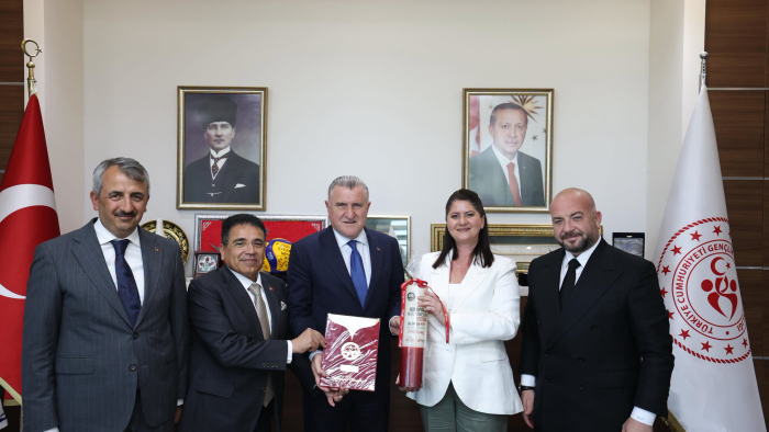 GENÇLİK VE SPOR BAKANI OSMAN AŞKIN BAK’A KIRMIZI DİPLİ MUMLA KIRKPINAR DAVETİ