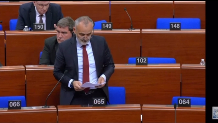 PROF. DR. MEHMET AKALIN’DAN AKPM’DE SERT ÇIKIŞ: “İMAMOĞLU’NUN TUTUKLANMASI TEK ADAM REJİMİNİN SONUÇUDUR”
