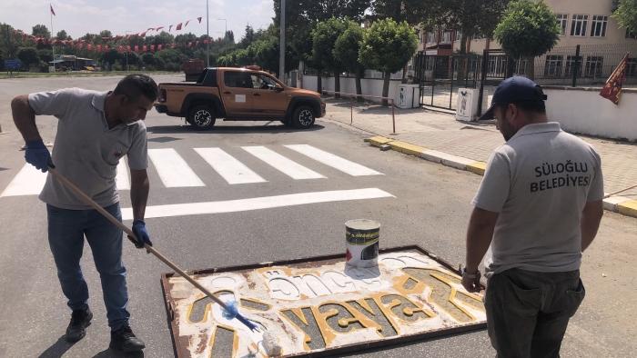 SÜLOĞLU’NDA OKUL ÖNLERİNDEKİ YAYA GEÇİTLERİ BOYANIYOR