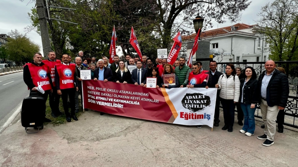 BİR TEPKİ DE SOSYAL BİLİMLER LİSESİ ÖNÜNDEN!